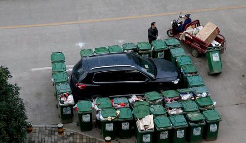 汽車被垃圾桶包圍是被惡搞還是得罪人了？